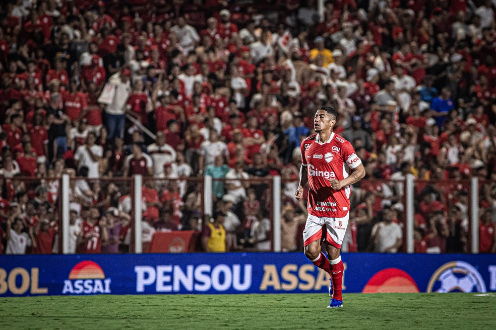 Ralf em ação pelo Vila no clássico contra o Goiás — Foto: Roberto Corrêa/VNFC