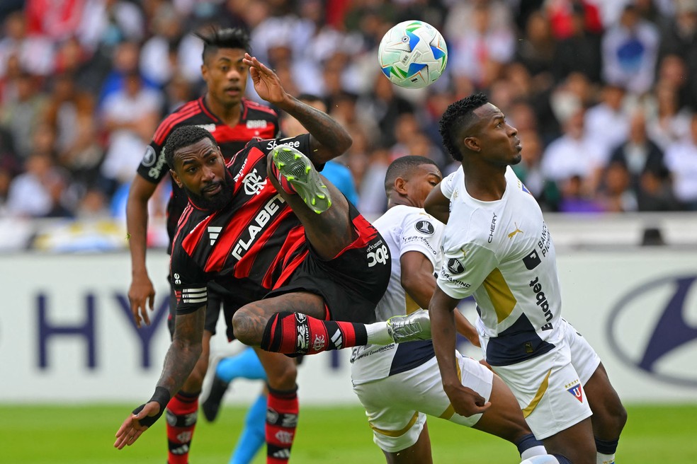 Gerson em ação no LDU x, Flamengo — Foto: Rodrigo BUENDIA / AFP