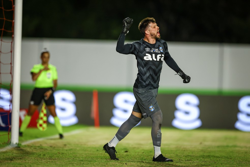 Tiago Volpi comemora classificação do Grêmio na primeira fase da Copa do Brasil, diante do São Raimundo — Foto: Lucas Uebel/Grêmio FBPA