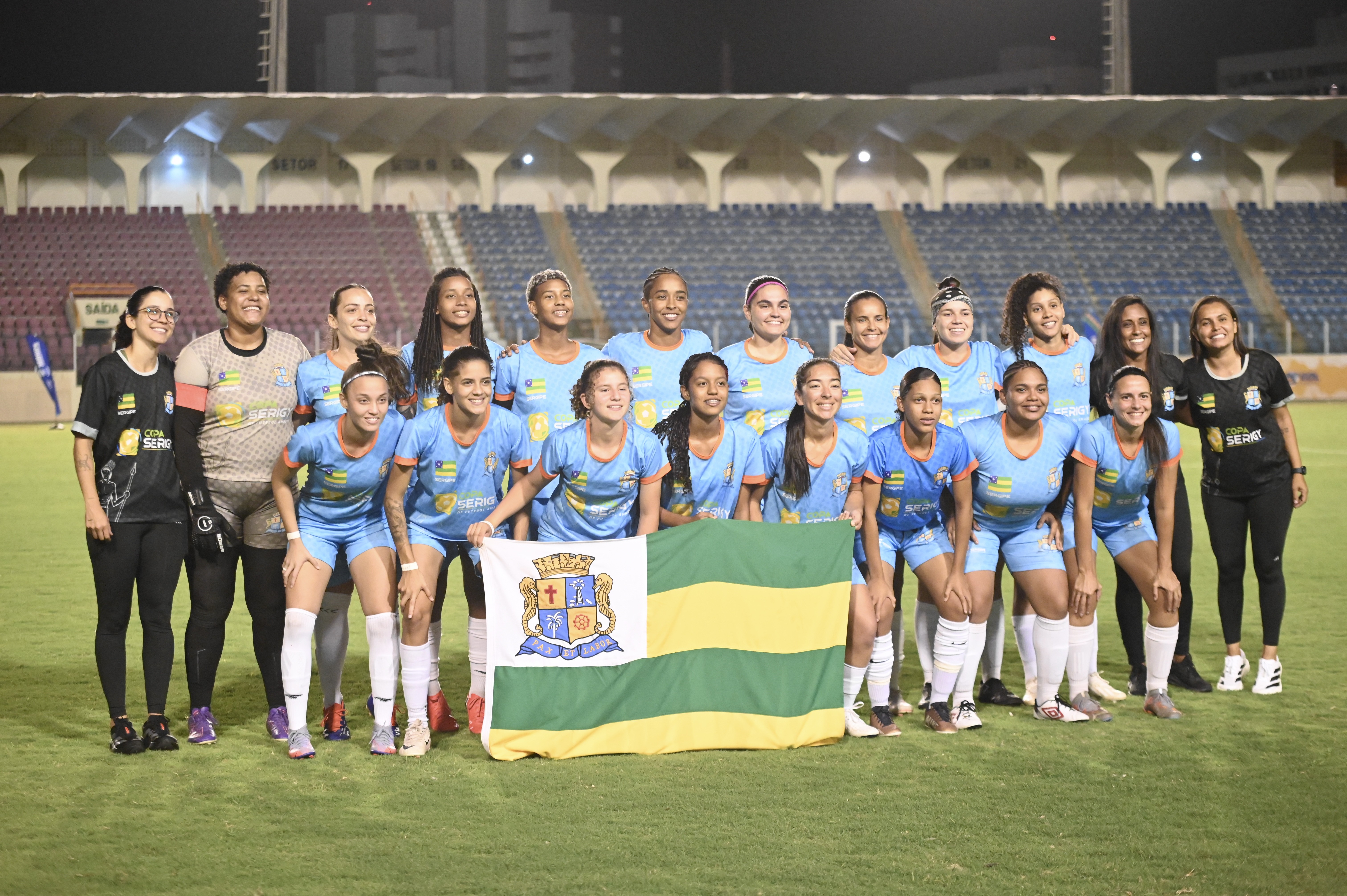 Jogadores de futebol feminino em partida na Arena Batistão durante a Copa Serigy
