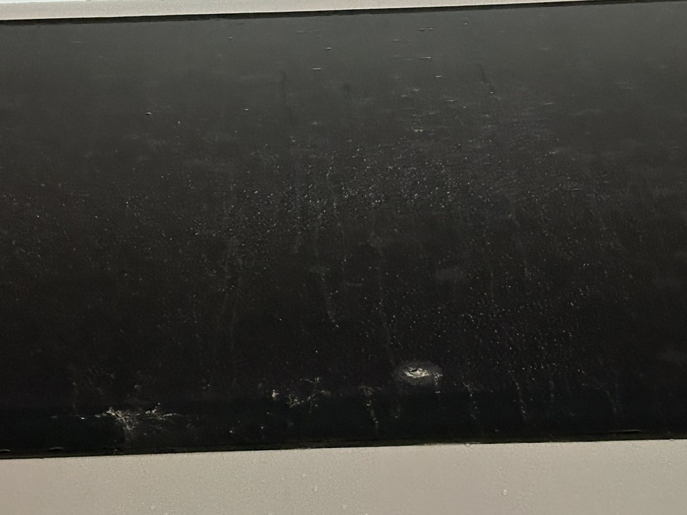 Vidro do ônibus do Corinthians quebrado na chegada ao Morumbi — Foto: Marcelo Braga