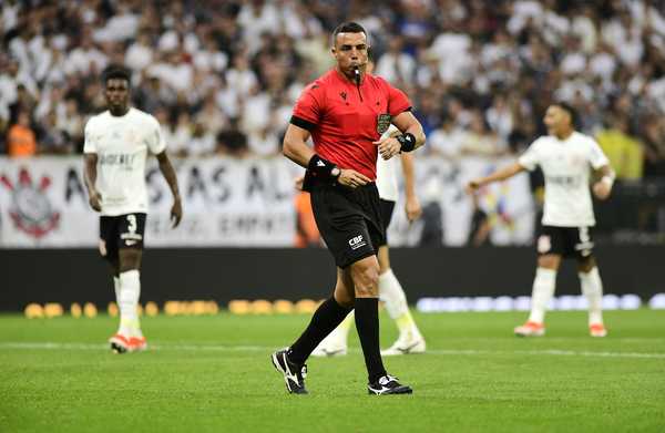 Dirigentes do Corinthians Reclamam de Arbitragem em Partida Oficial.