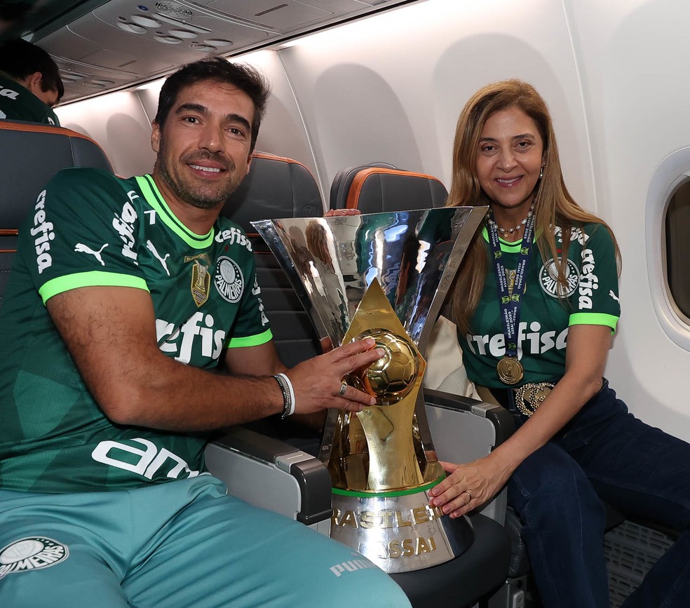 Abel Ferreira e Leila Pereira com a taça do Brasileirão 2023 — Foto: Palmeiras / Divulgação
