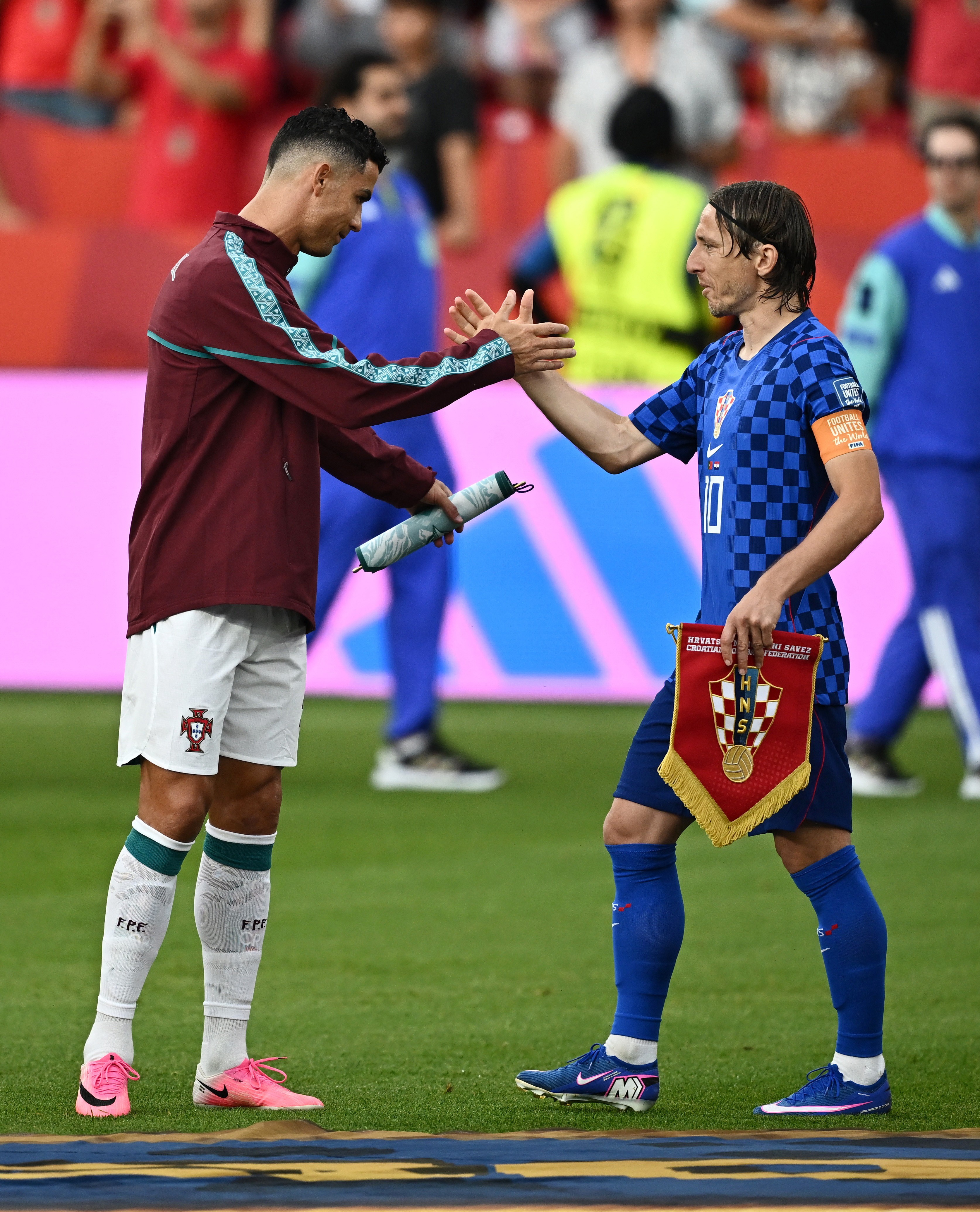 "Futebol dos véio": duelo de lendas entre Modric e Cristiano Ronaldo rende memes