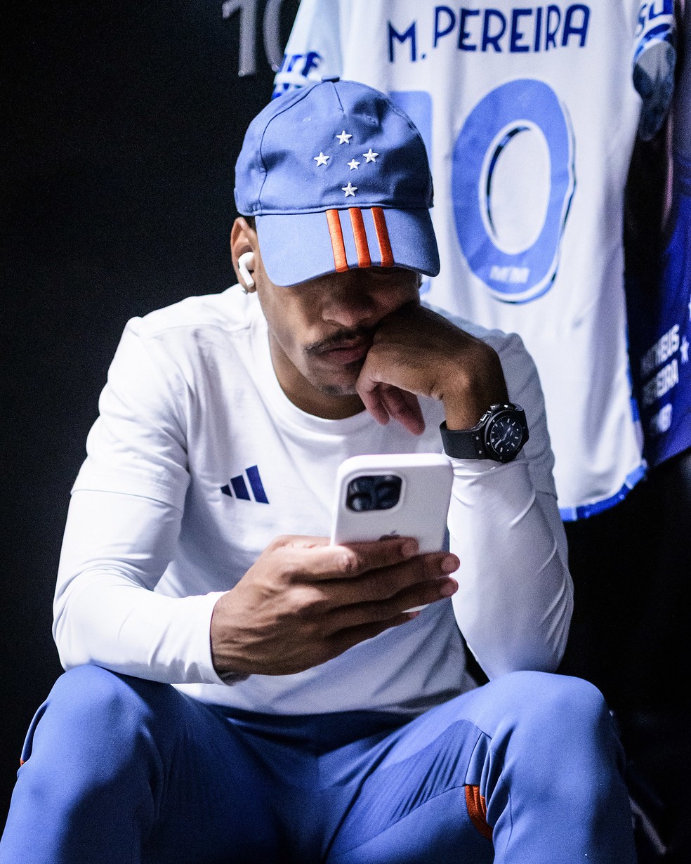 Matheus Pereira com relógio antes de jogo do Cruzeiro — Foto: Gustavo Aleixo/ Cruzeiro