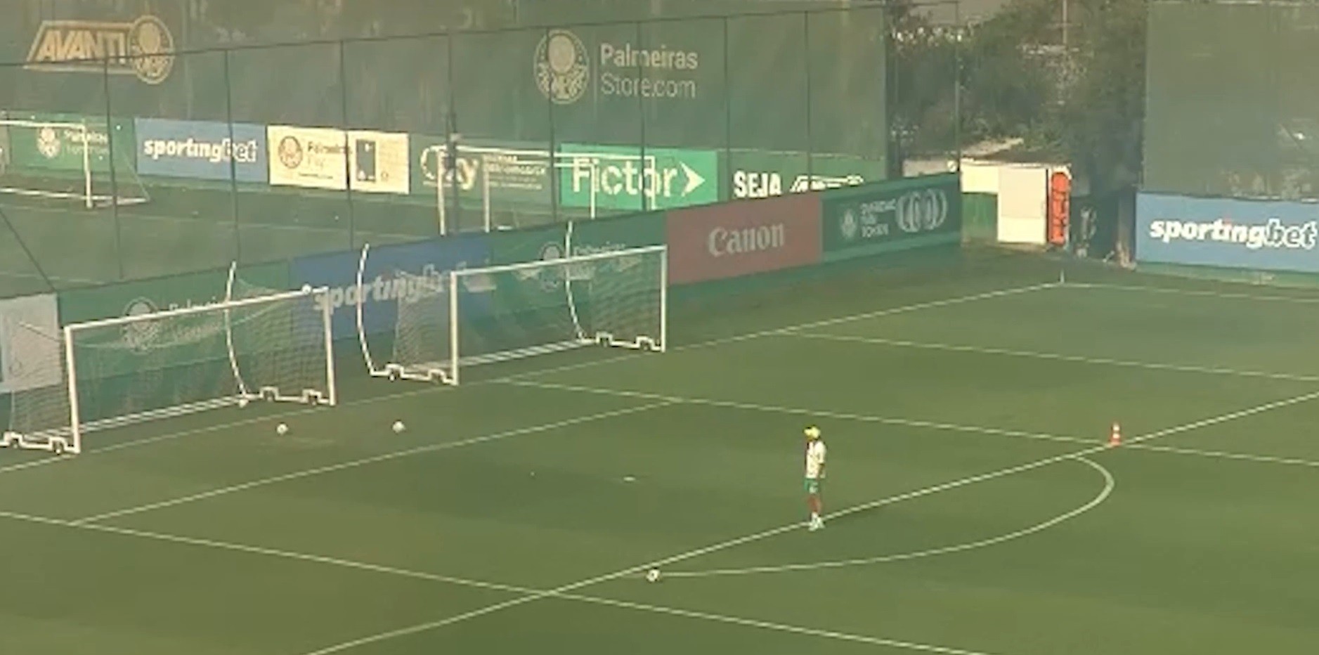 Abel demonstra habilidade em chutes ao travessão e perfil do Palmeiras brinca