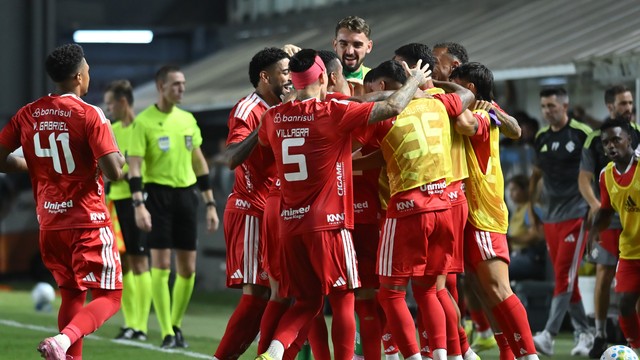 Jogadores do Inter comemoram gol sobre o Santos na Vila