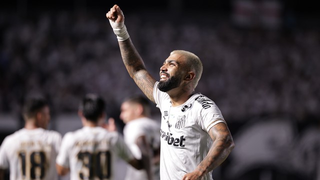 Gabigol comemora o gol anotado de falta pelo Santos contra o San Lorenzo