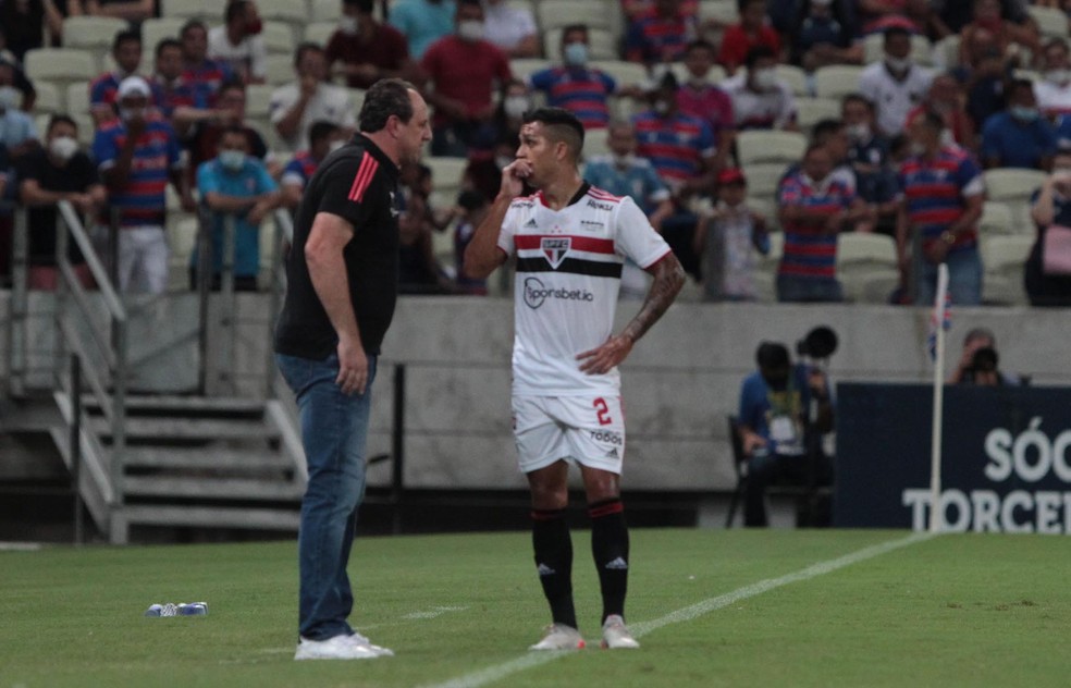Rogério Ceni conversa com Igor Vinícius em Fortaleza x São Paulo — Foto: Rubens Chiri/saopaulofc.net