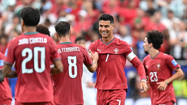 Cristiano Ronaldo e Bruno Fernandes comemoram gol de Portugal contra Uzbequistão