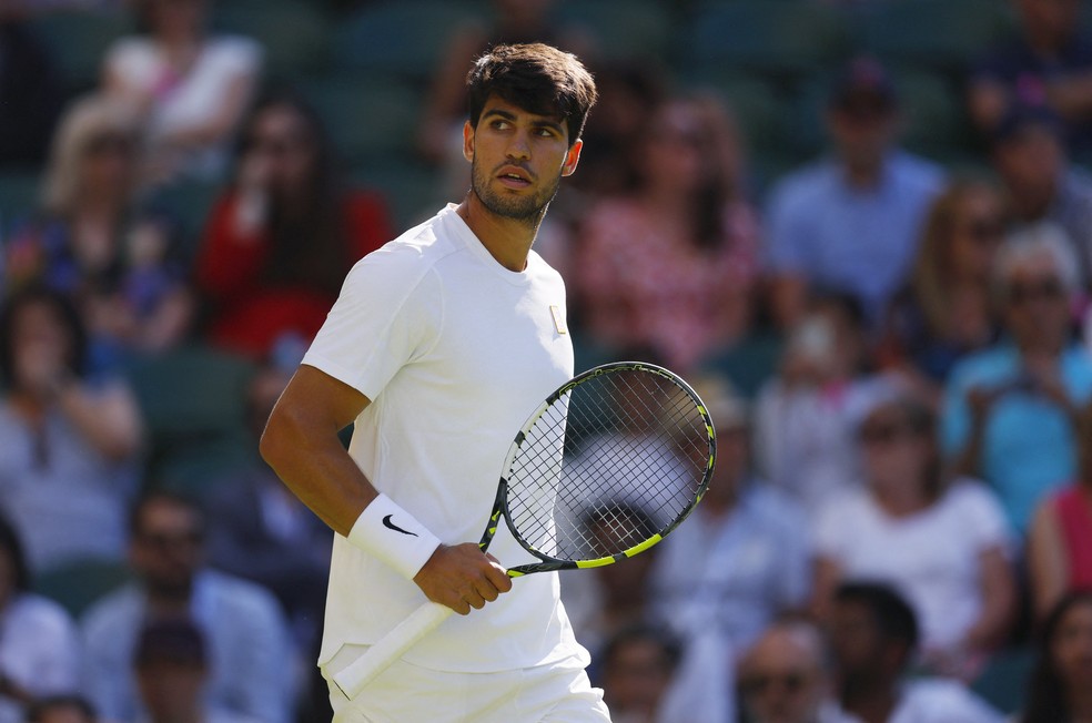 Carlos Alcaraz durante o duelo com Cameron Norrie, em Wimbledon — Foto: Andrew Couldridge/Reuters