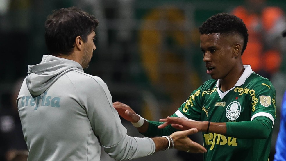 Abel Ferreira cumprimenta Estêvão em jogo do Palmeiras — Foto: Cesar Greco/Palmeiras