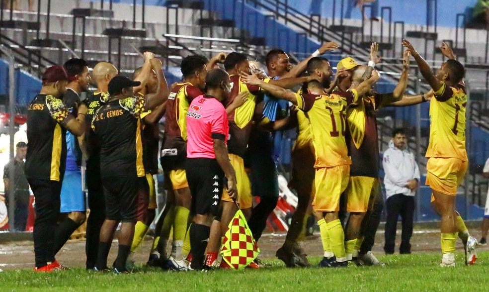 Genus comemora goleada contra o VEC — Foto: Gilmar de Jesus