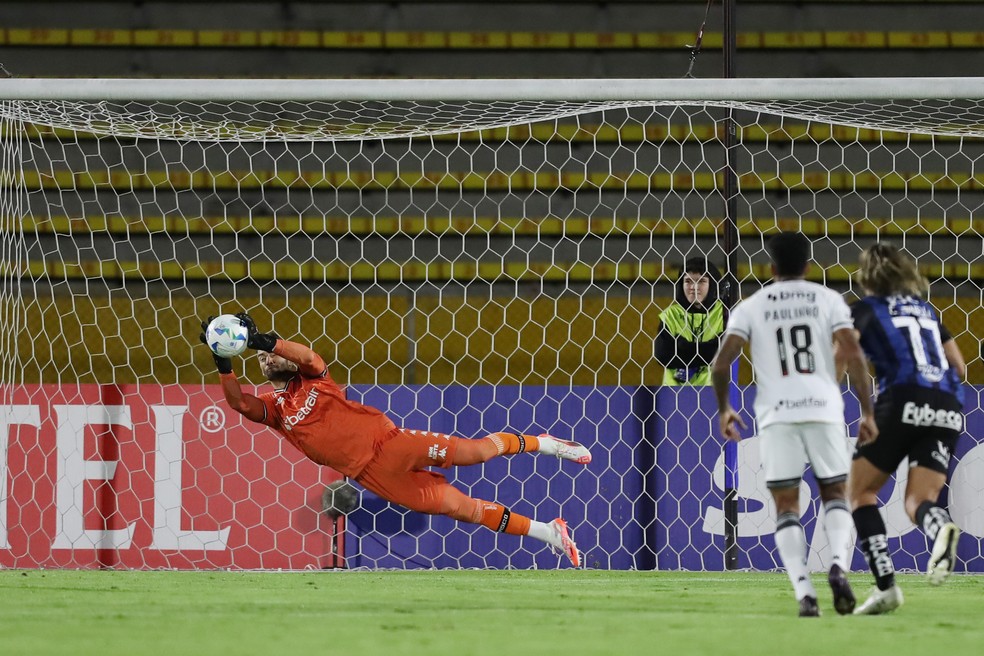 Lo Jardim agarra um pnalti na goleada por 4 a 0 do Del Valle sobre o Vasco pela Sul-Americana 2025, em Quito  Foto: EFE/ Jos Jcome