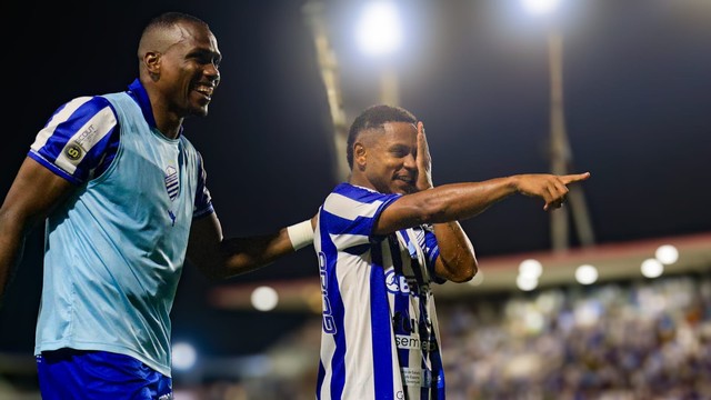 Baianinho comemora gol do CSA contra o Floresta