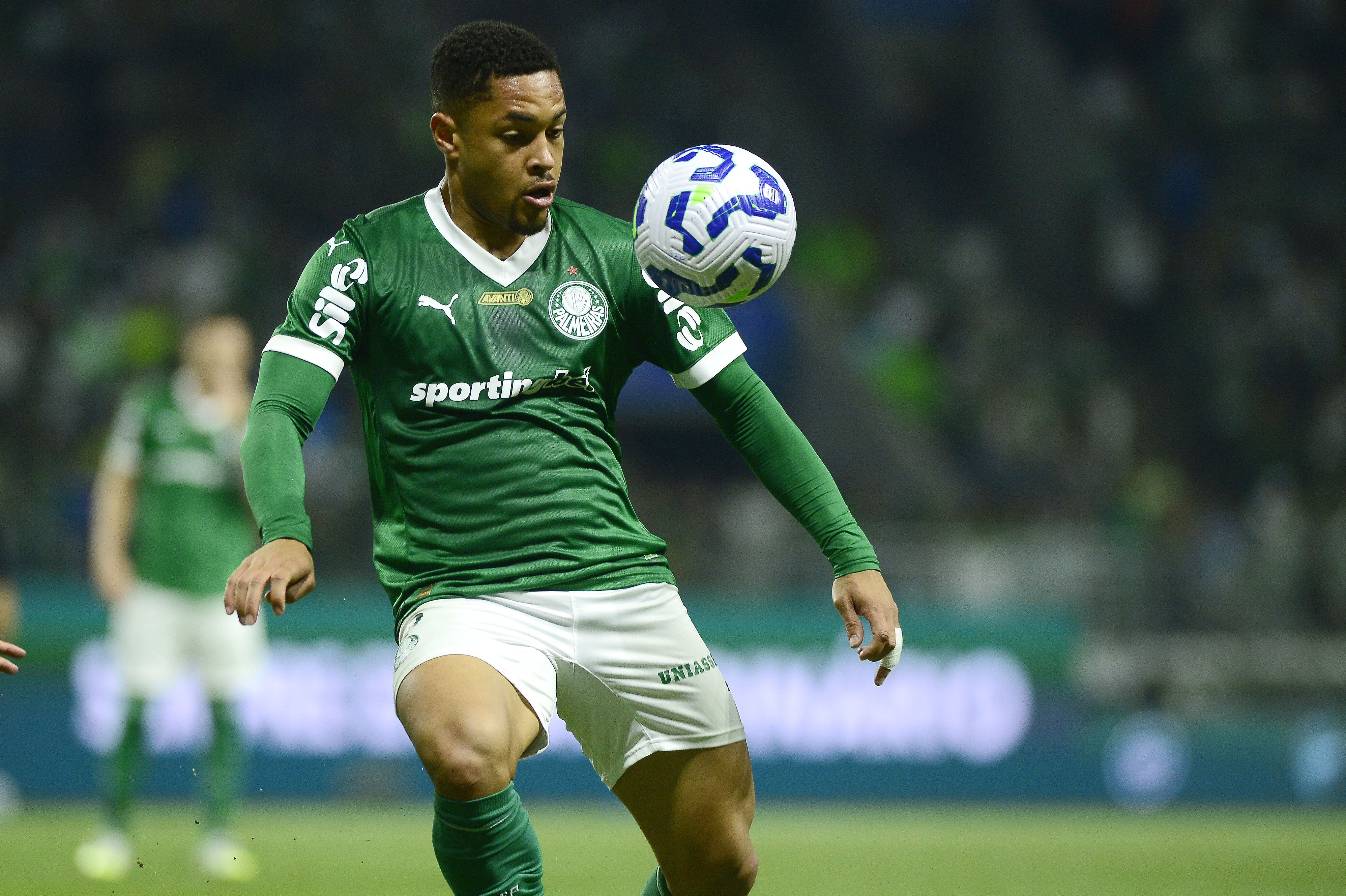 Pressão por gols no Palmeiras: Vitor Roque busca saída com humildade