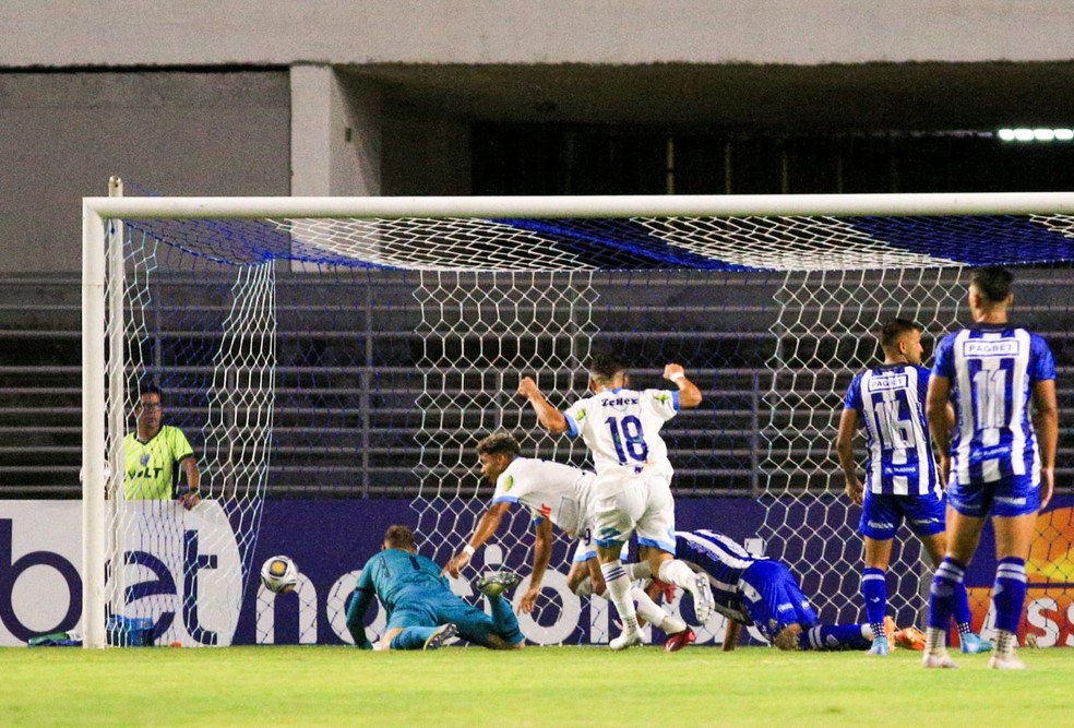 Contra o CSA, Willian Anicete marca aos 48 do segundo tempo para o Iguatu — Foto: Ailton Cruz/Gazeta de Alagoas