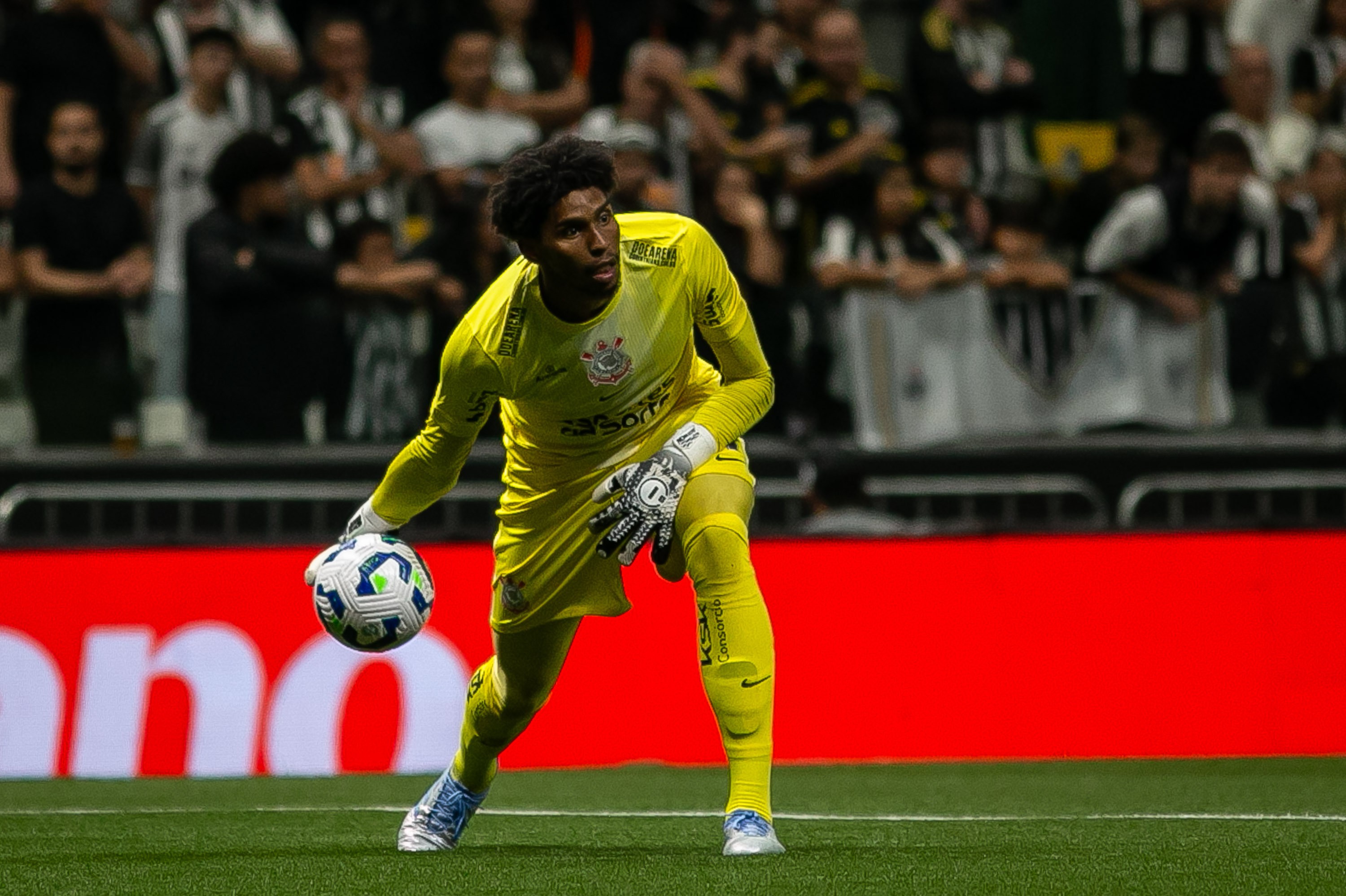 Corinthians: Hugo Souza garante empate em BH com atuação decisiva.