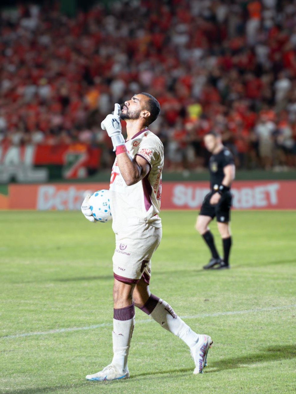 Dalberson comemora classificação — Foto: Fernando Brito/Vila Nova F.C.