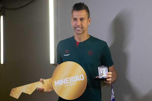 Goleiro Fábio é homenageado e recebe chave do vestiário do Mineirão
