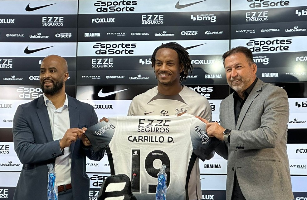 André Carrillo é apresentado no Corinthians — Foto: Bruno Cassucci