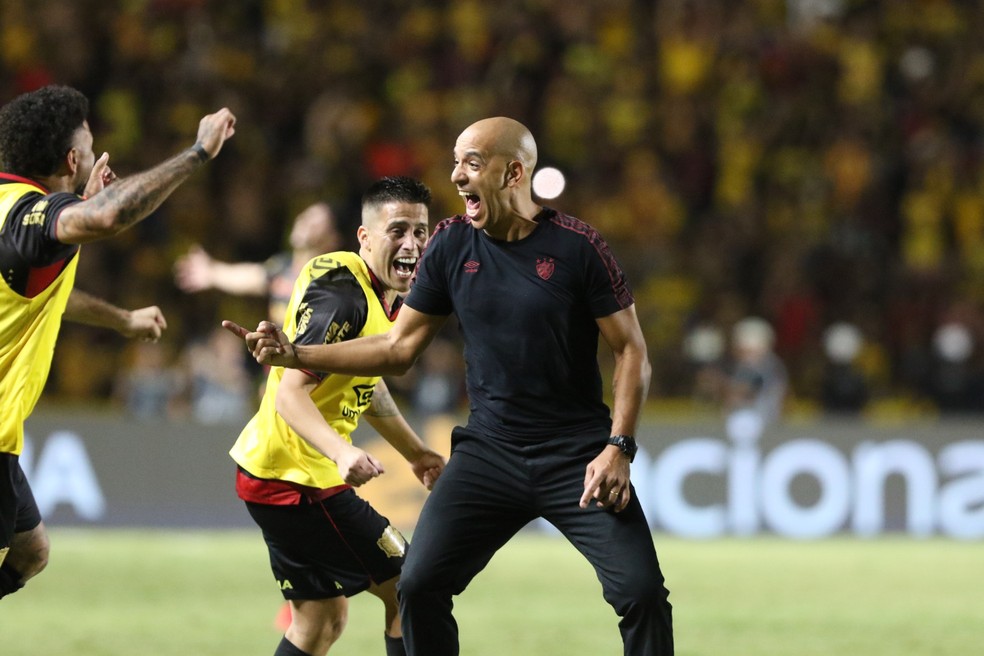 Pepa comemora acesso do Sport — Foto: Marlon Costa / Pernambuco Press