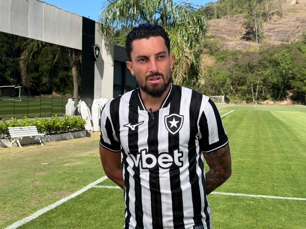 Liderança no Botafogo: Alex Telles testa Danilo em retorno político
