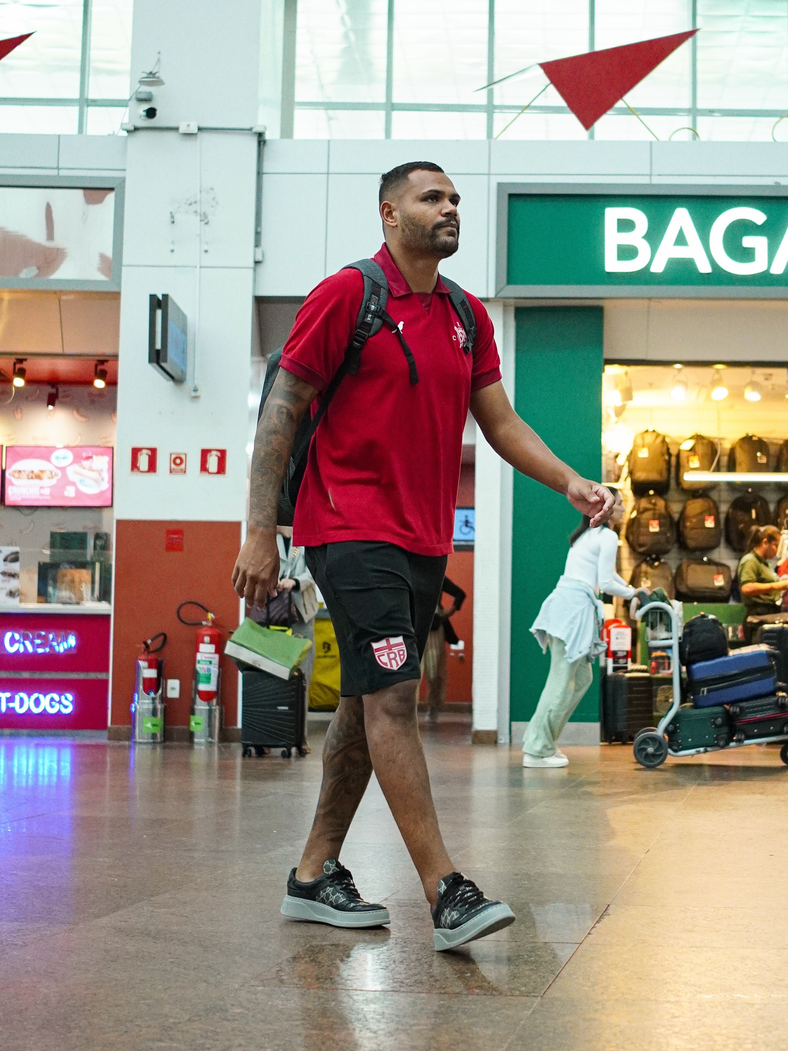 torcida do CRB vai ao aeroporto Zumbi dos Palmares para incentivar os jogadores — A confiança é vermelha