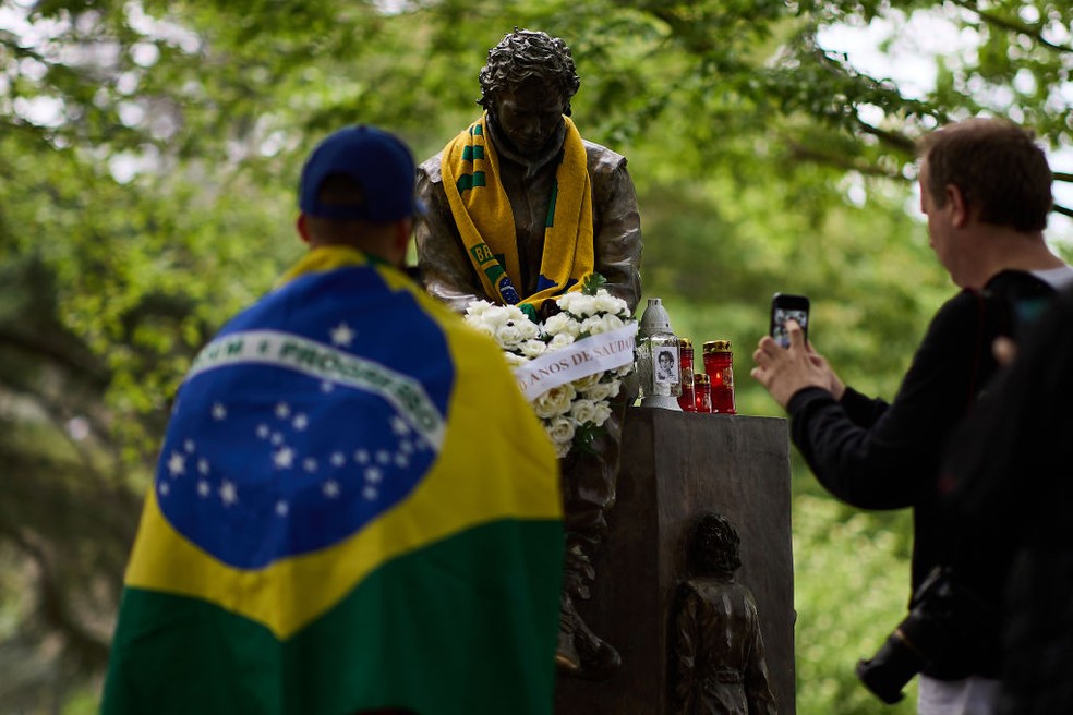 Fãs homenageiam Ayrton Senna em Imola pelos 30 anos da morte do tricampeão de F1 — Foto: Emmanuele Ciancaglini/Getty Images