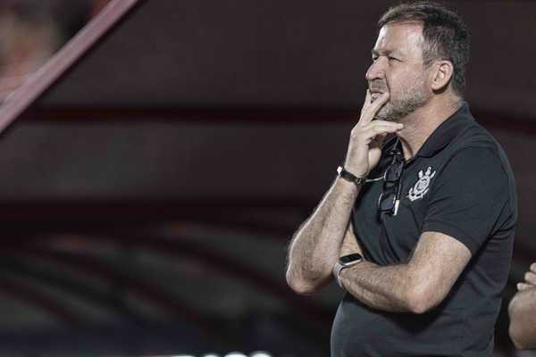 Corinthians quita pendências salariais com jogadores e comissão técnica.