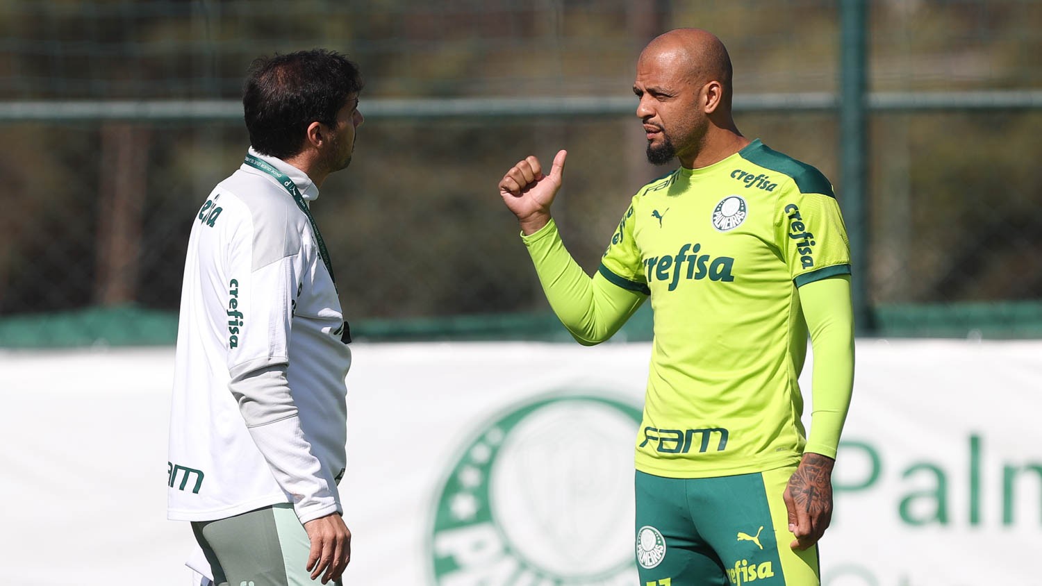 Qual sua opinião? Felipe Melo critica Abel e vê erro em chegada tardia ao Palmeiras