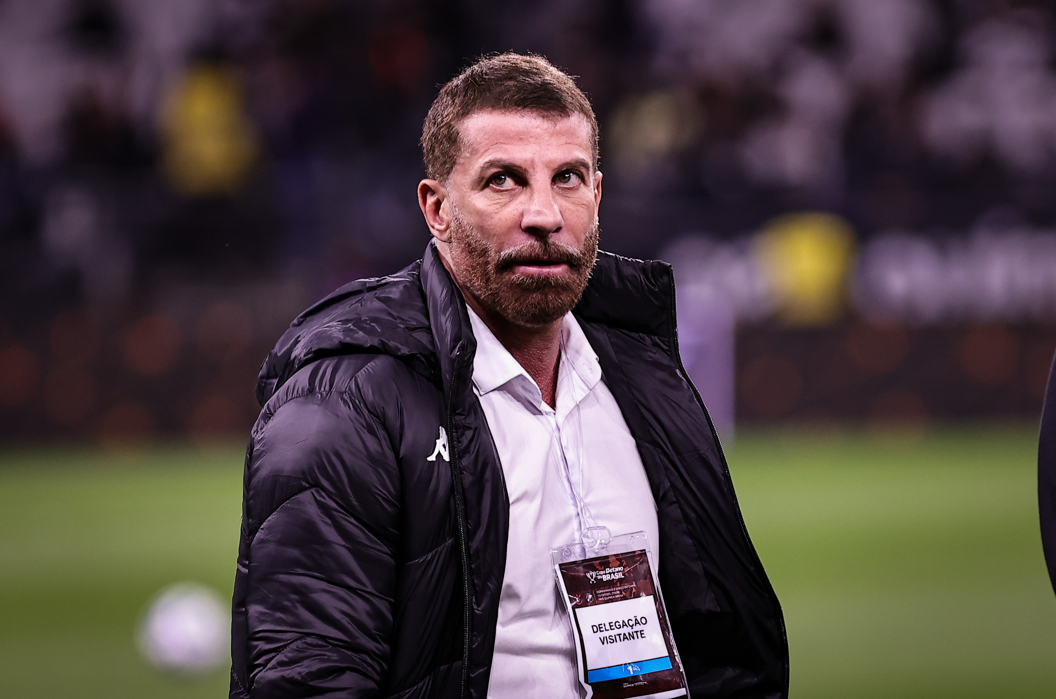 Bastidores: Pedrinho deixa árbitro de lado e aumenta tom de cobrança ao elenco após derrota do Vasco | Ge