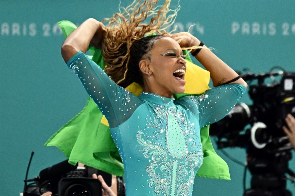 Rebeca Andrade comemora o ouro no solo — Foto: LOIC VENANCE / AFP