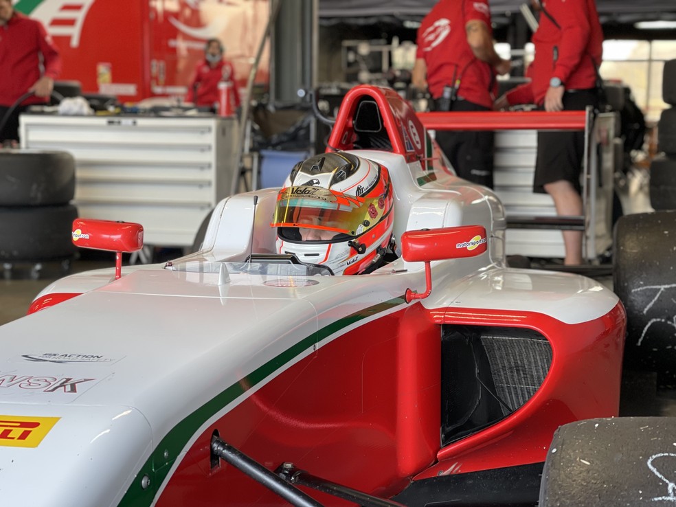 Rafael Câmara no cockpit do carro de Fórmula 4 da Prema durante testes na Europa — Foto: Ferrari Promo