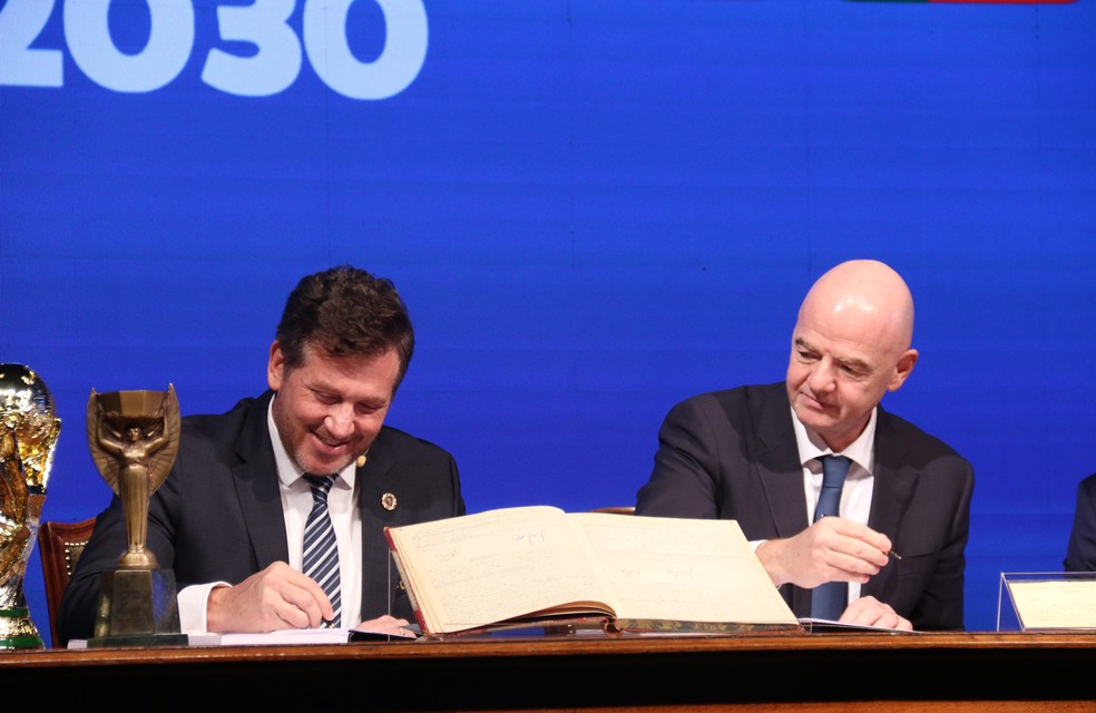 Presidente da Conmebol, Alejandro Domínguez, ao lado do presidente da Fifa, Gianni Infantino, em Congresso da entidade sul-americana, no Paraguai — Foto: Nina Osorio/EFE