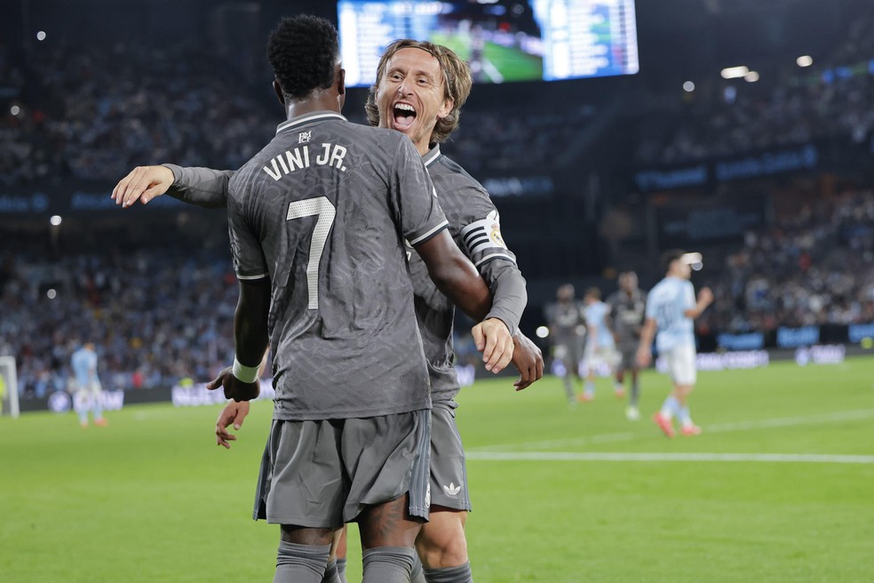 Modric comemora com Vini Jr o segundo gol do Real Madrid contra o Celta de Vigo  Foto: EFE