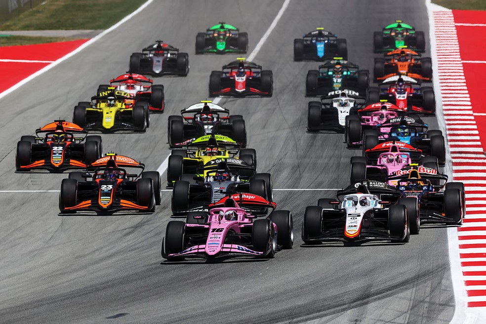 Largada da sprint da F2 em Barcelona