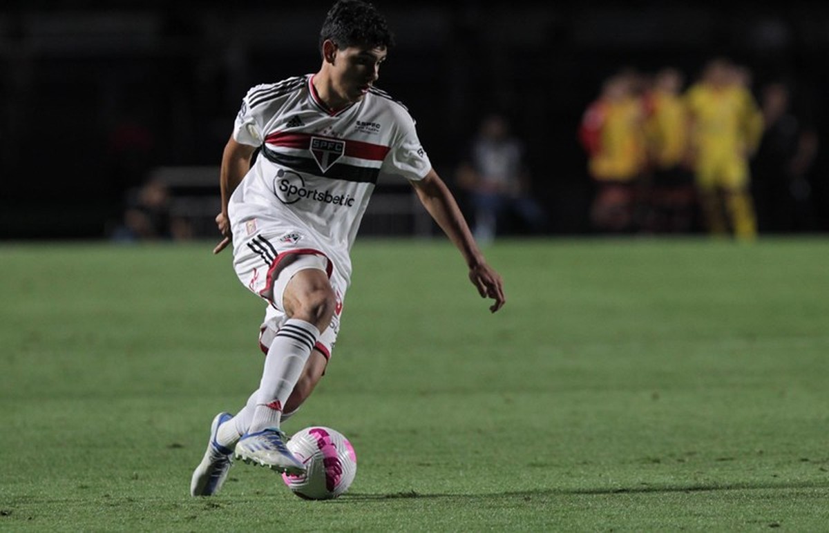 Moreira, do São Paulo, opera joelho e inicia recuperação de lesão grave