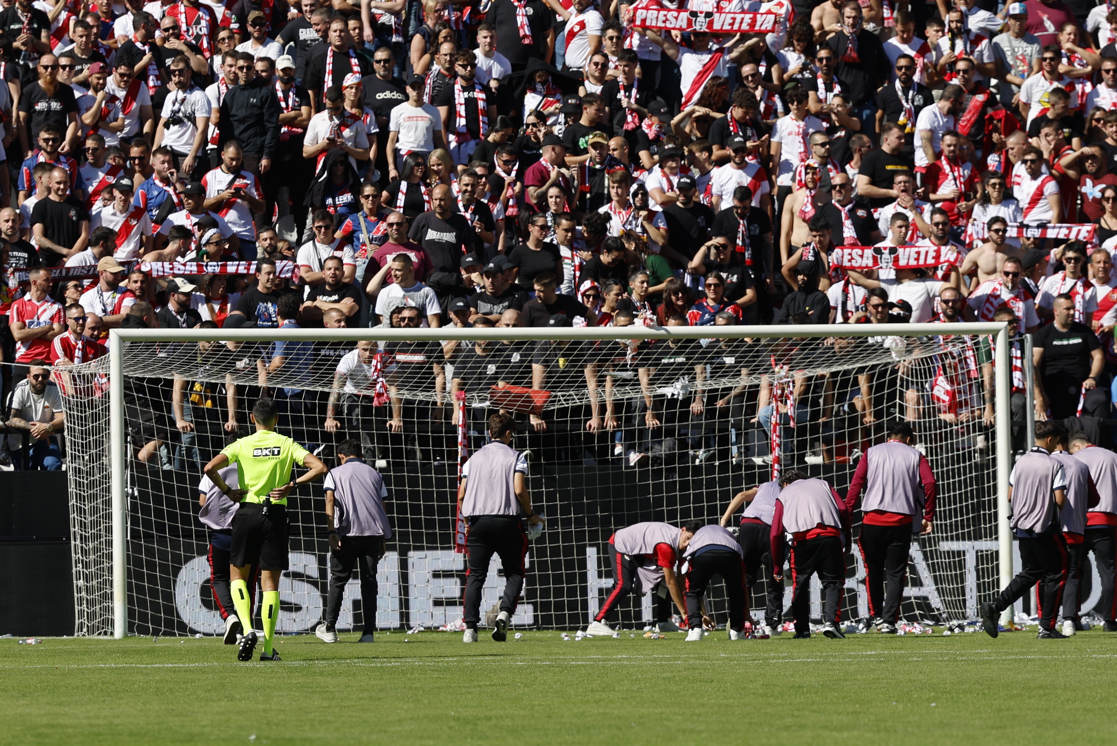 Chuva de aviões de papel e outros objetos faz Rayo x Bilbao ser suspenso em LaLiga