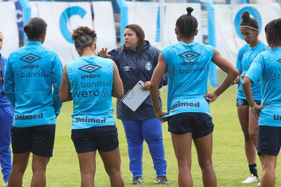 Thaissan Passos, técnica do time feminino do Grêmio