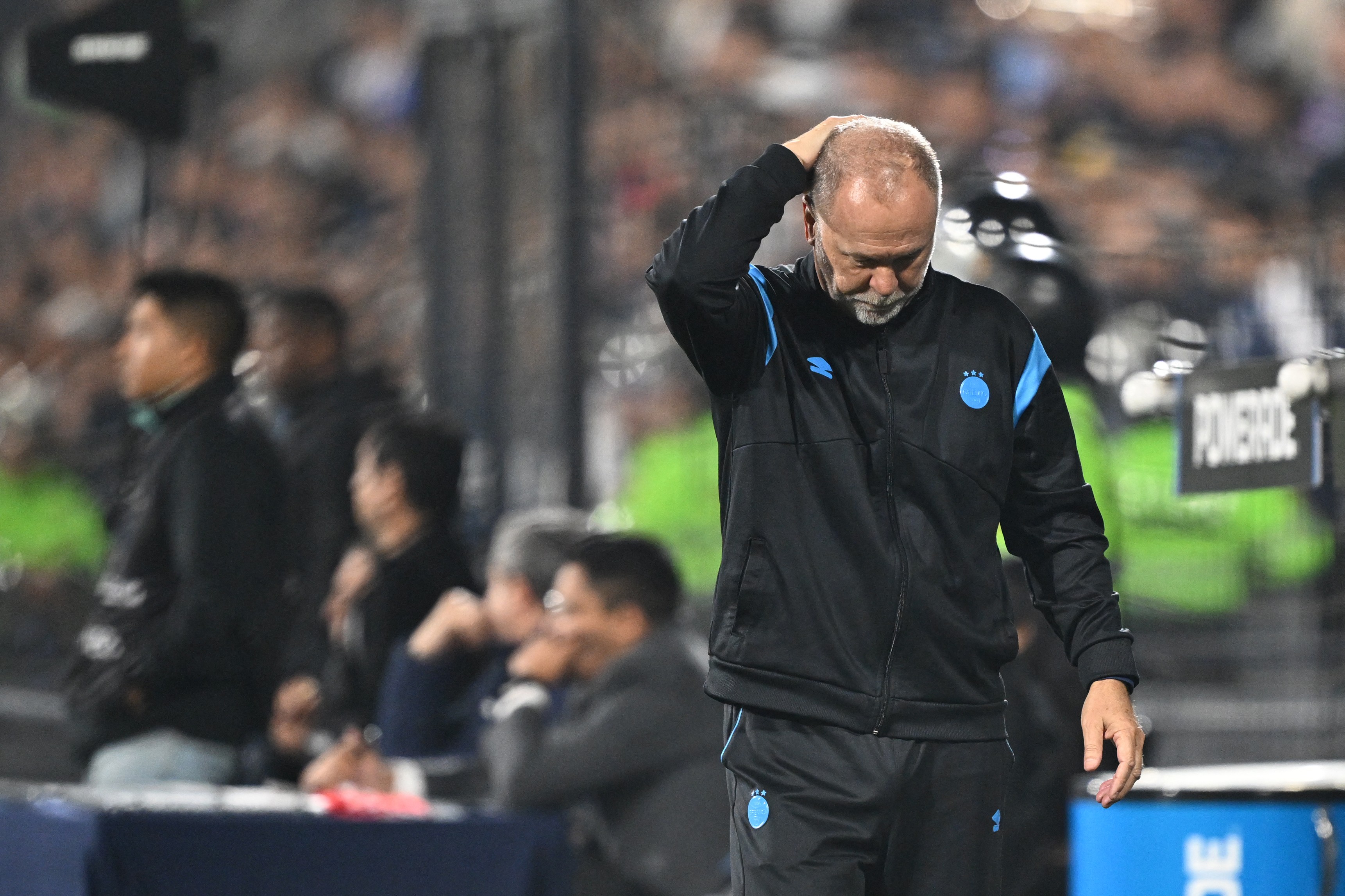 Grêmio enfrenta múltiplas dificuldades contra Alianza Lima e frustra torcedores.