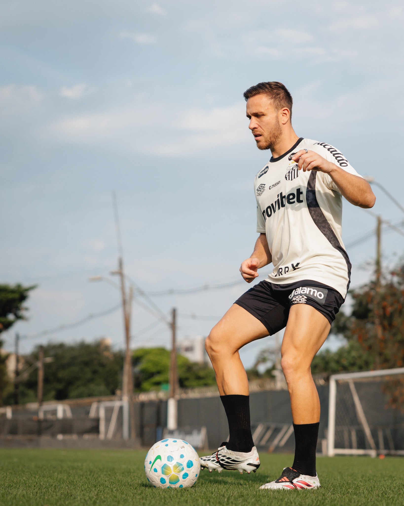 Arthur em seu primeiro treino com o Santos