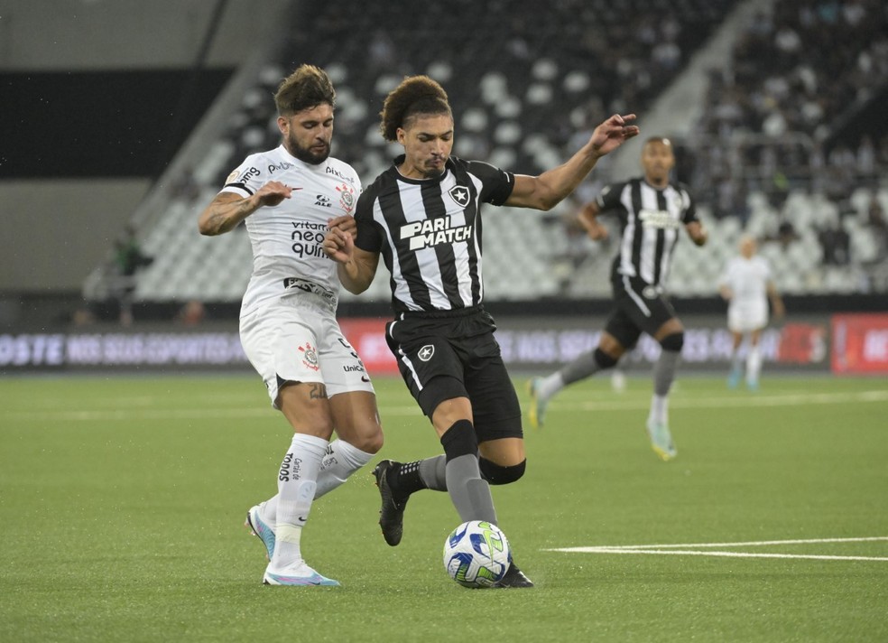 Yuri Alberto e Adryelson disputam bola em Botafogo 3 x 0 Corinthians, no primeiro turno — Foto: André Durão 