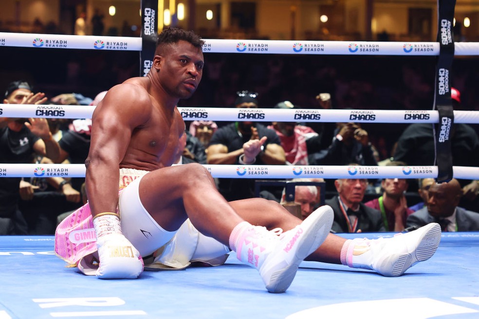 Ngannou levou knockdown já no primeiro round contra Anthony Joshua — Foto: Richard Pelham/Getty Images