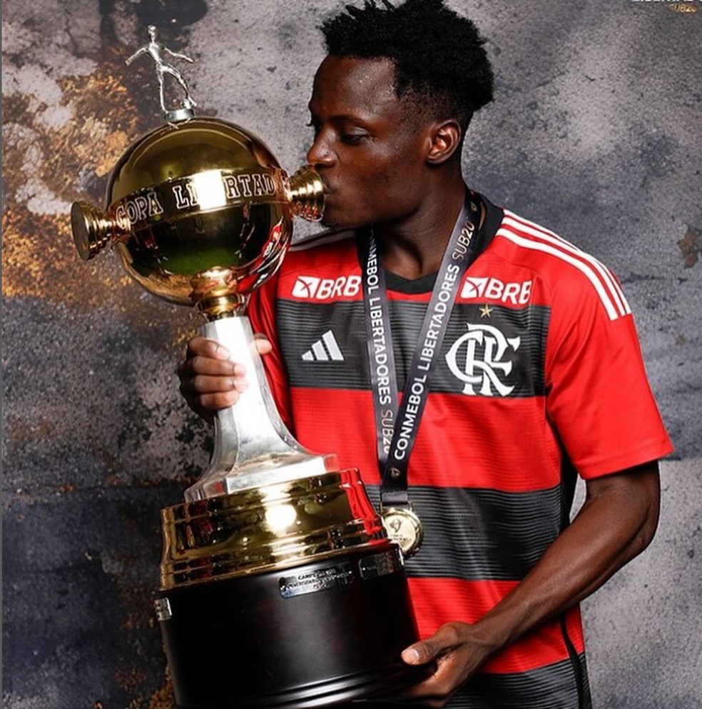 Nigeriano Shola beija a taça após ganhar a Libertadores Sub-20 — Foto: Conmebol