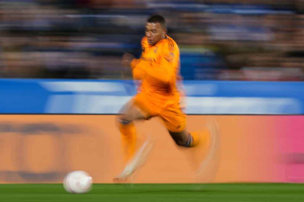Kylian Mbappé em campo pelo Real Madrid — Foto: Diego Souto/Getty Images