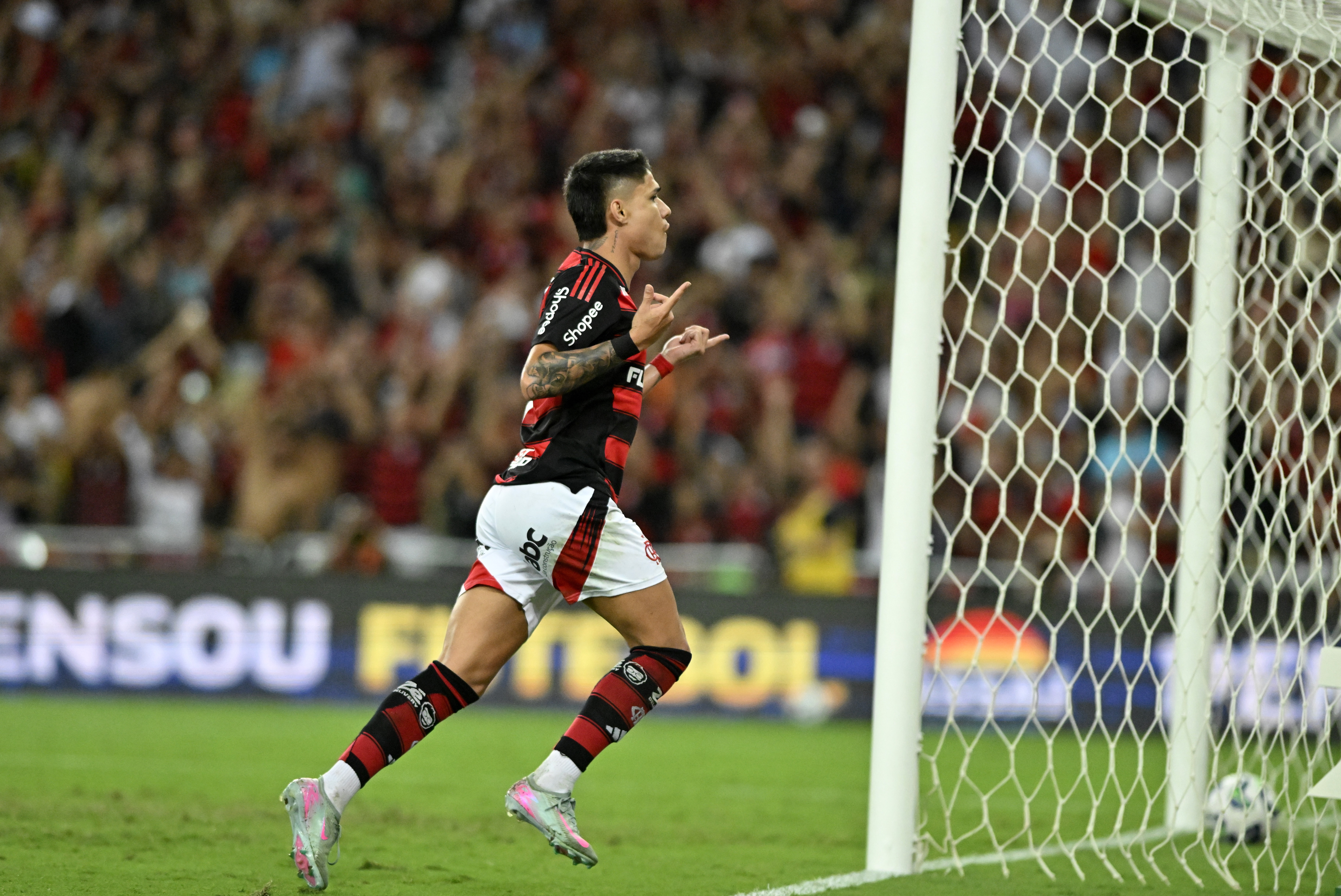 Provocação de Luiz Araújo a Deyverson após gol do Flamengo revela rivalidade intensa.