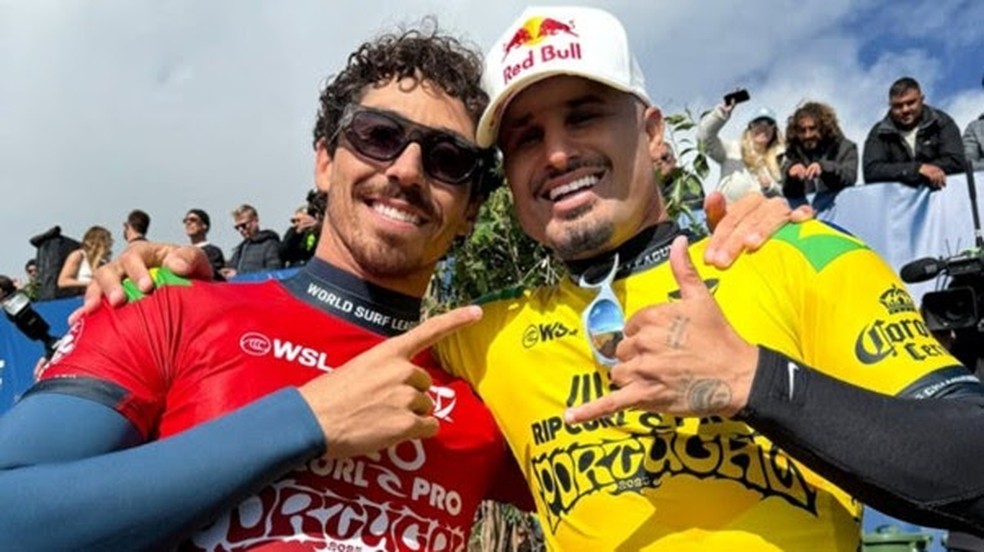 Yago Dora e Italo Ferreira se abraçam após final da etapa de Portugal — Foto: WSL