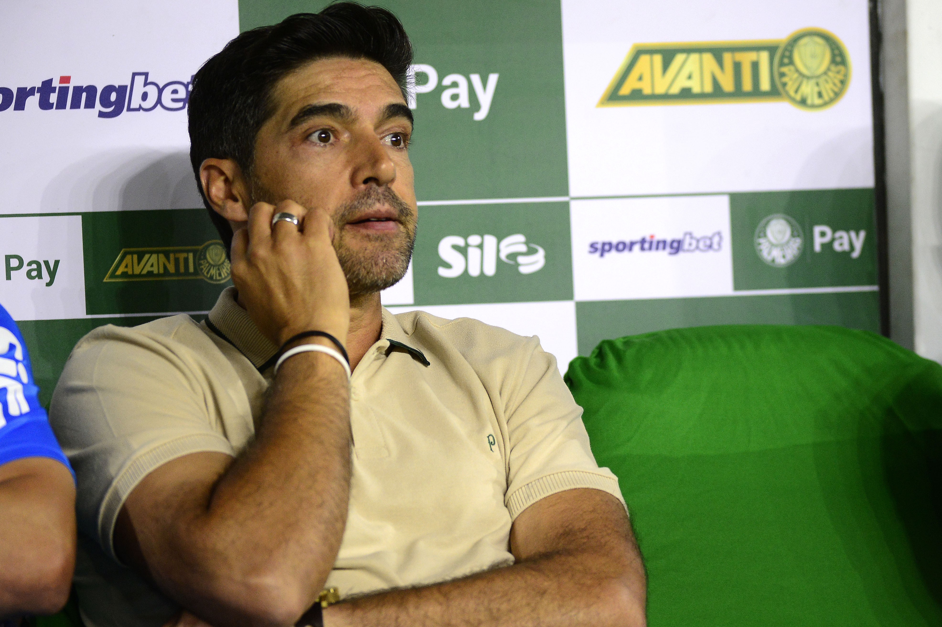 Abel destaca dificuldade de escalar Vitor Roque e elogia torcida palmeirense