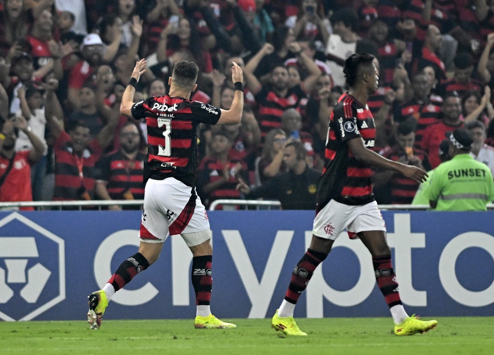 Léo Ortiz comemora gol e levanta torcida em Flamengo x LDU — Foto: André Durão